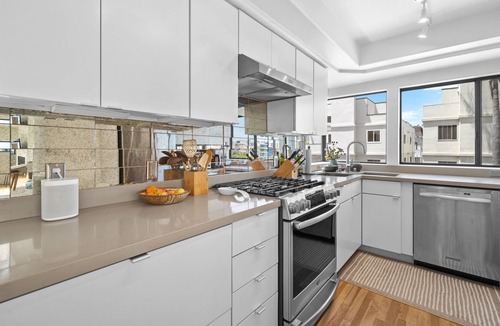 Marina Peninsula House | Sunny & Modern Home In Venice Beach!