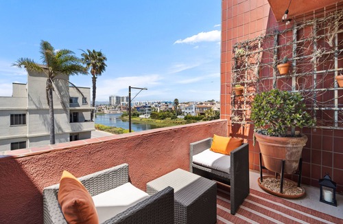 Marina Peninsula House | Sunny & Modern Home In Venice Beach!