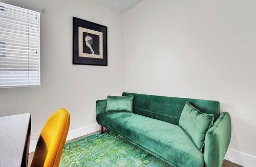 Hawthorne Apartment | Sunny Oasis Near LAX: Perfect for Travelers!