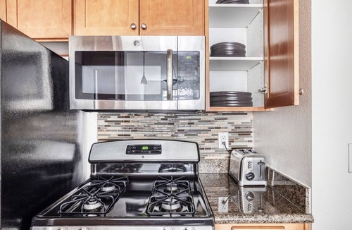 Los Angeles Apartment | Sunny Playa del Rey 1BR w/W/D, Gym, Pool, 5 min to beach, by Blueground