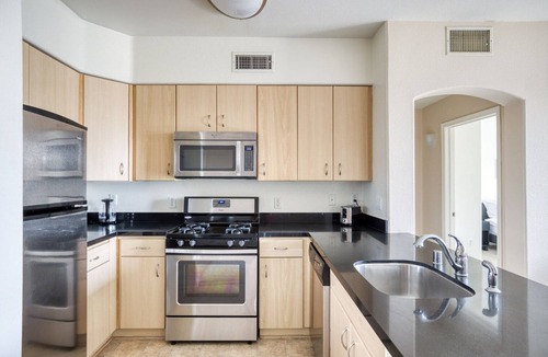 Playa Del Rey Apartment | Sunny Playa Del Rey 2BR w/Pool, Spa & Gym, nr Playa Beach, by Blueground