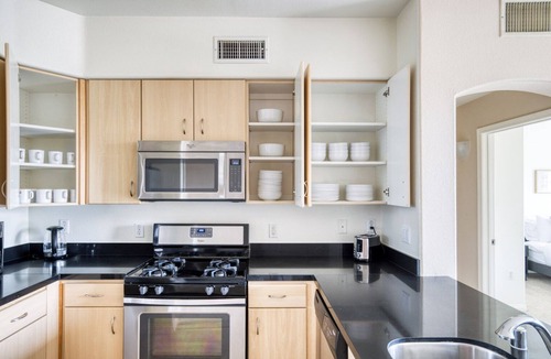 Playa Del Rey Apartment | Sunny Playa Del Rey 2BR w/Pool, Spa & Gym, nr Playa Beach, by Blueground