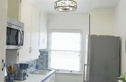 North of Wilshire Apartment | Sunny Studio - Walk to Shops & Dining - D