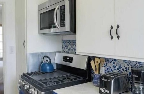 North of Wilshire Apartment | Sunny Studio - Walk to Shops & Dining - D