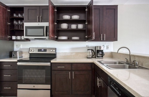Woodland Hills Apartment | Sunny Woodland Hills 1BR w/Pool & Gym, nr Warner Center, by Blueground