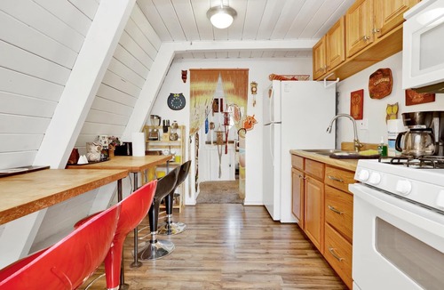 Big Bear City Cabin | Sunrise Retreat Cottage Big Bear- Hot Tub