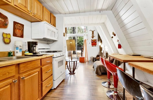 Big Bear City Cabin | Sunrise Retreat Cottage Big Bear- Hot Tub