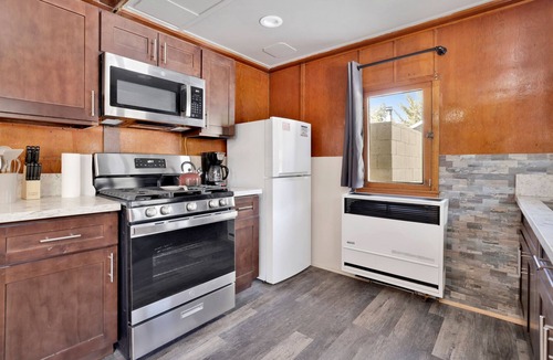 Big Bear Lake Cabin | Sunset Lakeside Couples Cottage at Big Bear Lake