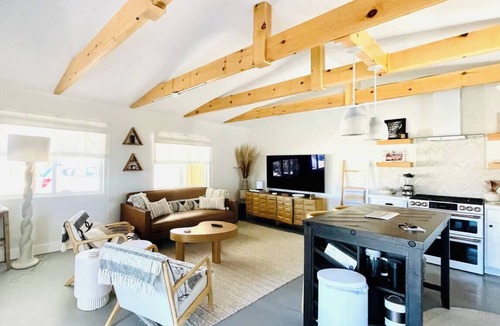Wonder Valley House | Sunsets + Hot Tub + Starlink, 15 mins to Park