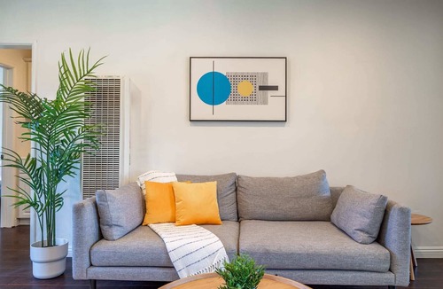 Los Angeles Apartment | Sunshine filled Chic and Cozy Zen 2bd/1ba by LAX:)