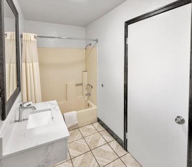 Southeast Anaheim Hotel | Super 7 Motel - Anaheim Packing District & Disneyland