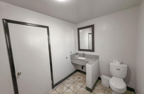 Southeast Anaheim Hotel | Super 7 Motel - Anaheim Packing District & Disneyland