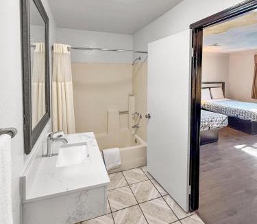 Southeast Anaheim Hotel | Super 7 Motel - Anaheim Packing District & Disneyland