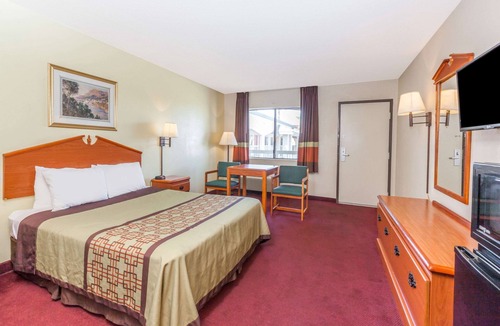 West Park Community Hotel | Super 8 by Wyndham Bakersfield/Central