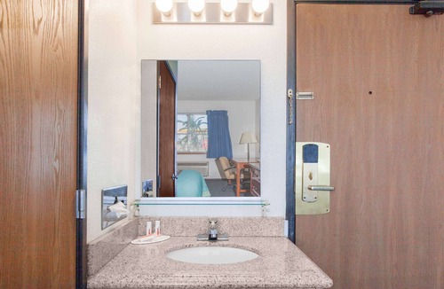 Selma Hotel | Super 8 by Wyndham Selma/Fresno Area