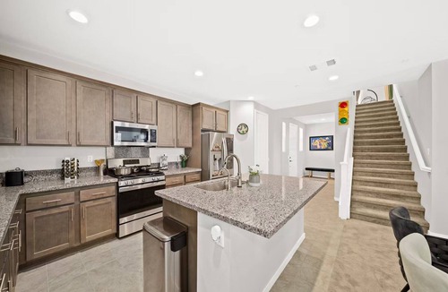 Ontario Villa | Super Mario/5BD/3BA/7BEDS/3TVS/Near Airpot/Clean