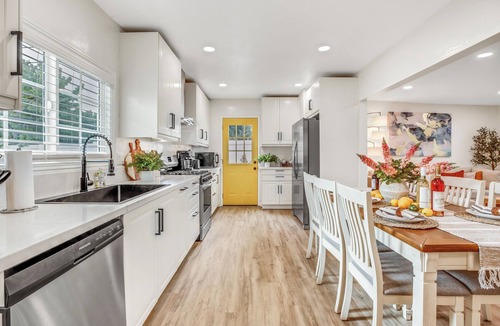 Sherwood Forest and Thistle Development House | Superb Disneyland Oasis: Outstanding Beauty