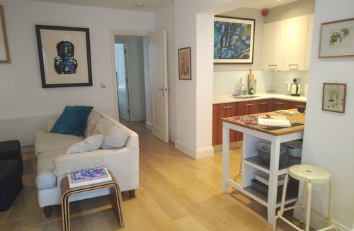 Addison Apartment | Superior Kensington apartment with S/fast WiFi, garden, can sleep up to 4 guests