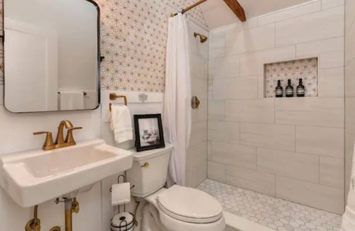 Loomis House | Sweet Pea’s Cottage: 45mins to the SNOW! Dog Friendly. 3bed/2bath