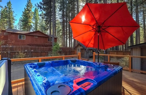 Black Bart House | Tahoe Retreat | Yard, BBQ & Hot Tub | Sleeps 6