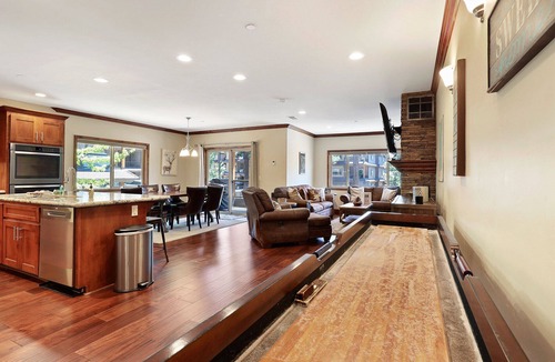 Lakeside Park House | Tahoe Woods Villa - Walk to Beach and Gondola/Heavenly Ski