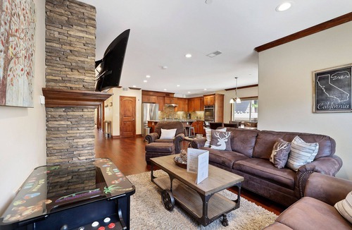 Lakeside Park House | Tahoe Woods Villa - Walk to Beach and Gondola/Heavenly Ski