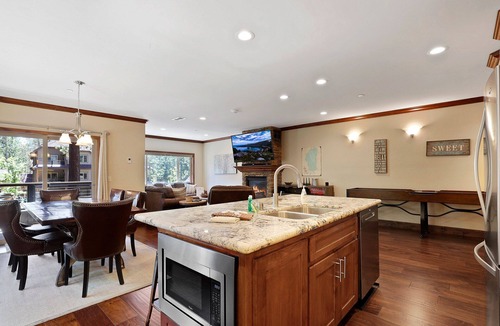 Lakeside Park House | Tahoe Woods Villa - Walk to Beach and Gondola/Heavenly Ski