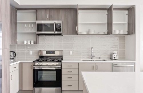 Warner Center Apartment | Tasteful Woodland Hills 1BR w/Gym & Pool, near 101, by Blueground