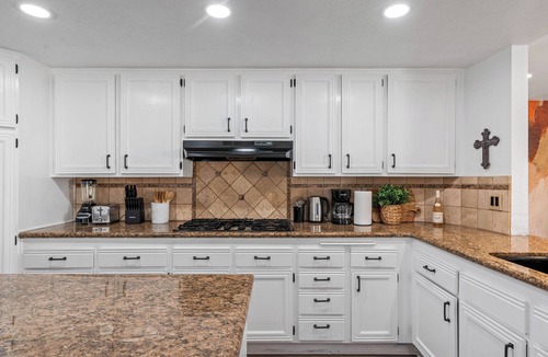 Highland House | Terrific 5-bedroom pool in prime location of Highland
