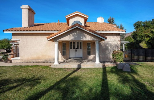 Highland House | Terrific 5-bedroom pool in prime location of Highland