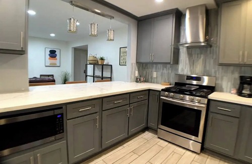 Riverside House | TESLA/EV Charger KING BED CanyonCrest Neighborhood
