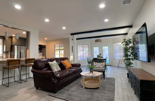 Riverside House | TESLA/EV Charger KING BED CanyonCrest Neighborhood