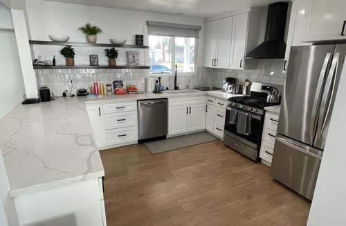 Burbank House | The 3 Bedroom Buena Vista