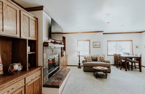 Wrightwood House | The Applewood Inn - BRIGHT & SPACIOUS Mountain Retreat!
