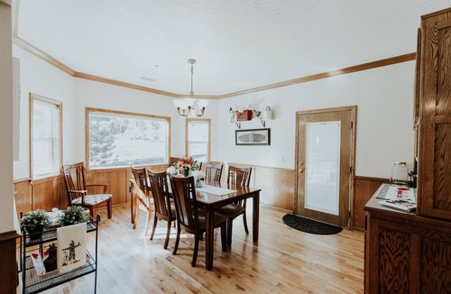 Wrightwood House | The Applewood Inn - BRIGHT & SPACIOUS Mountain Retreat!