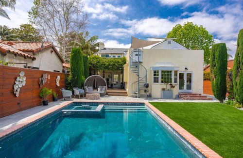 South Wrigley Apartment | The Art Studio with pool & hot tub