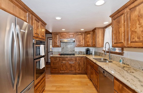 Fox Farm House | The Barn by Destination Big Bear : Pet Friendly! Foosball! Cable & WiFi! Fenced Backyard! Propane BBQ! Wood Burning Fireplace! Hot Tub!