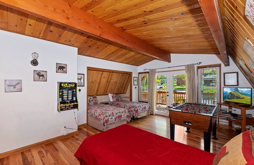 Fox Farm House | The Barn by Destination Big Bear : Pet Friendly! Foosball! Cable & WiFi! Fenced Backyard! Propane BBQ! Wood Burning Fireplace! Hot Tub!