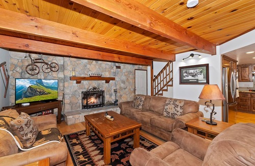 Fox Farm House | The Barn by Destination Big Bear : Pet Friendly! Foosball! Cable & WiFi! Fenced Backyard! Propane BBQ! Wood Burning Fireplace! Hot Tub!