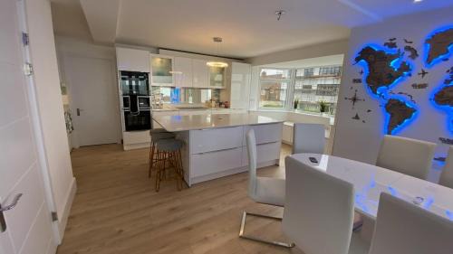 Worthing House | The Beach House Worthing 5 Bedrooms 3 Bathrooms Hot Tub BBQ