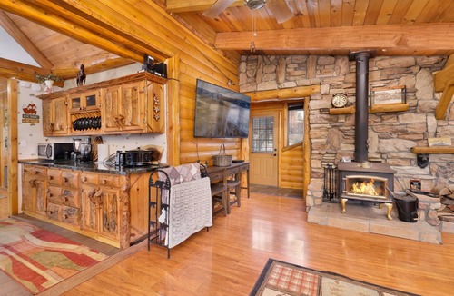 Big Bear Cabin | The Big Bear Fox Lodge - Indoor Pool, Hot Tub, Games & Family Retreat
