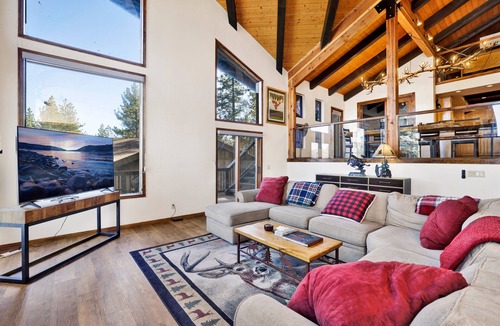 Boulder Bay Cabin | The Birdhouse Big Bear Lake | Pool Table | Foosball | Hot Tub