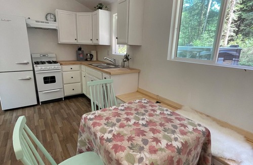 Klamath Cabin | The Black Bear Cabin - 2 bedrooms in the redwoods
