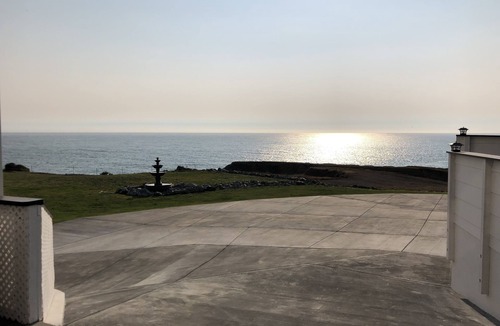 Shelter Cove Apartment | The Castle Inn of the Lost Coast King Suite