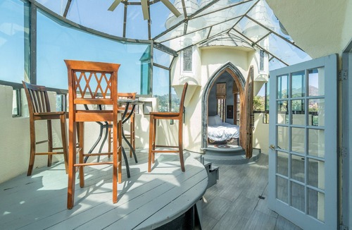 Hollywood Dell House | The Castle Ivar