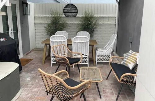 West Newport Apartment | The Chic Beach Studio w/spacious pationn