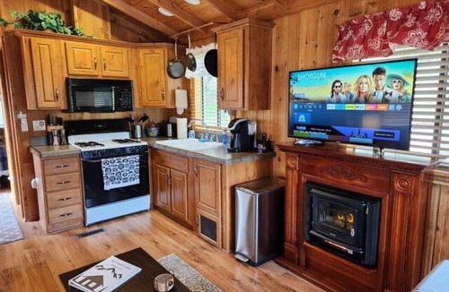 Julian Cabin | The Couple's Cabin in Wynola - 13 Acres of Nature - Hot Tub - Fire Pit - Gated