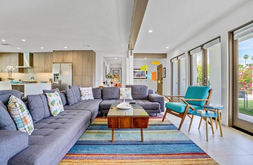 Historic Tennis Club House | The Cove: Heated Pool, BBQ, Walk To Downtown PS