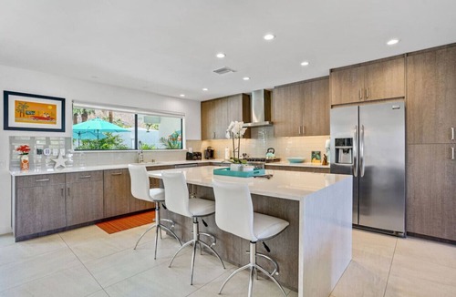 Historic Tennis Club House | The Cove: Heated Pool, BBQ, Walk To Downtown PS