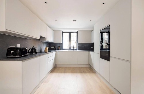 Royal Docks Apartment | The Covent Garden Maison — 4‑Bed Duplex Sleeps 8